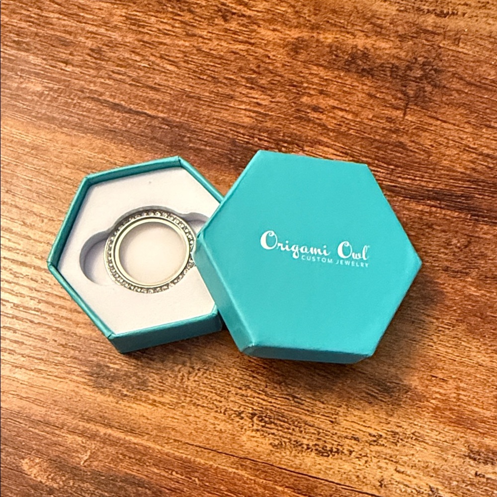 NWOT Origami Owl Silver Bracelet Top with Crystal Accents